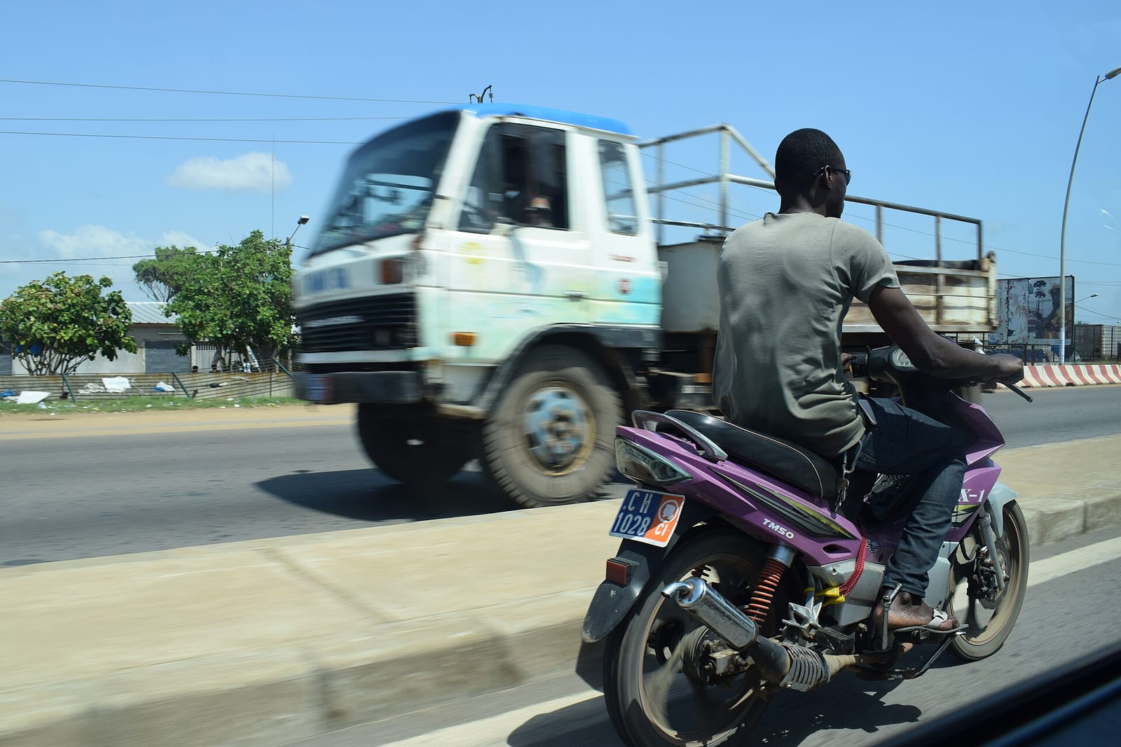 Abidjan trafiğinde motosiklet, kamyon ve gündelik ulaşım