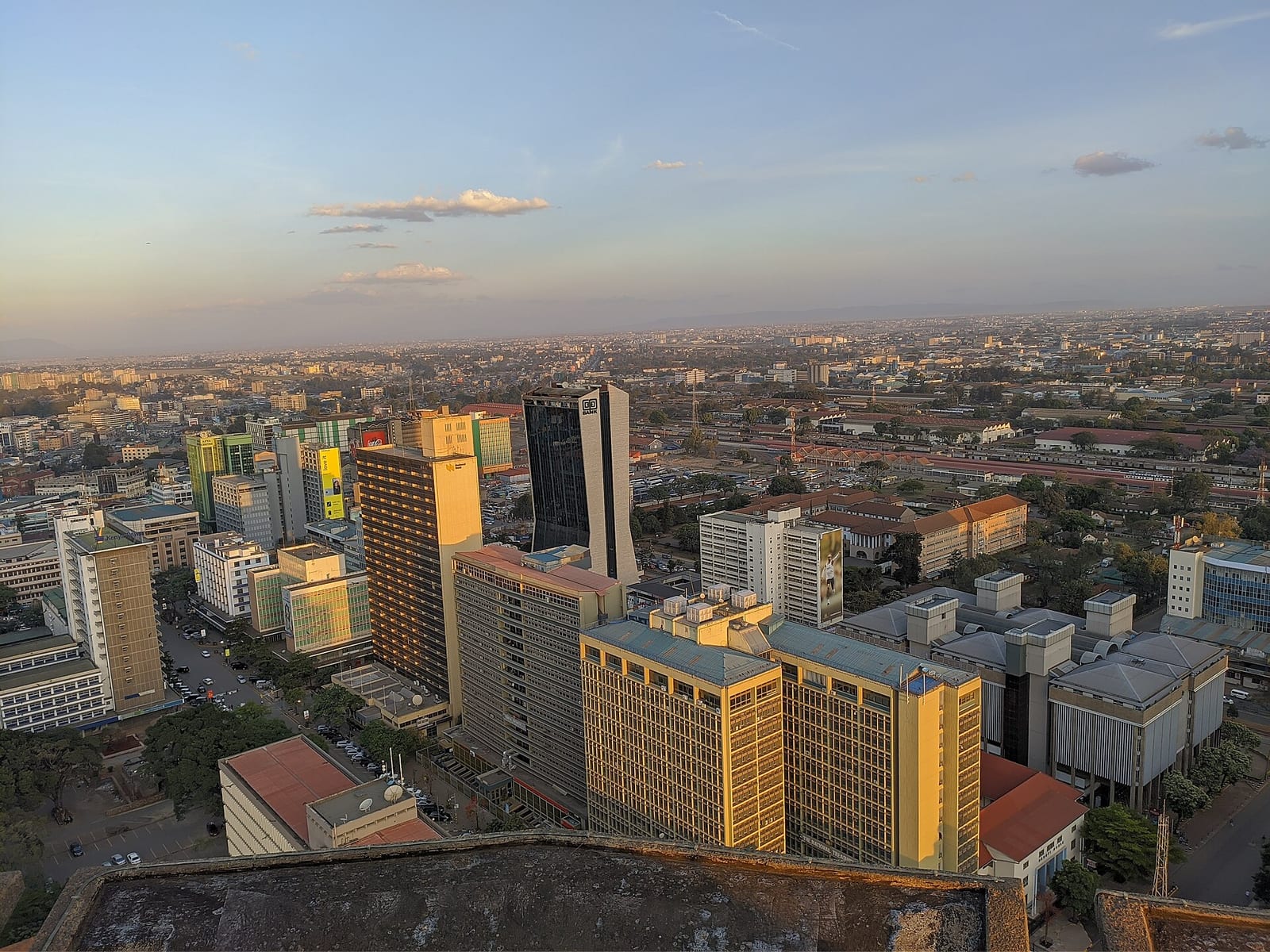 Nairobi iş merkezinin gün batımında yüksekten görünümü