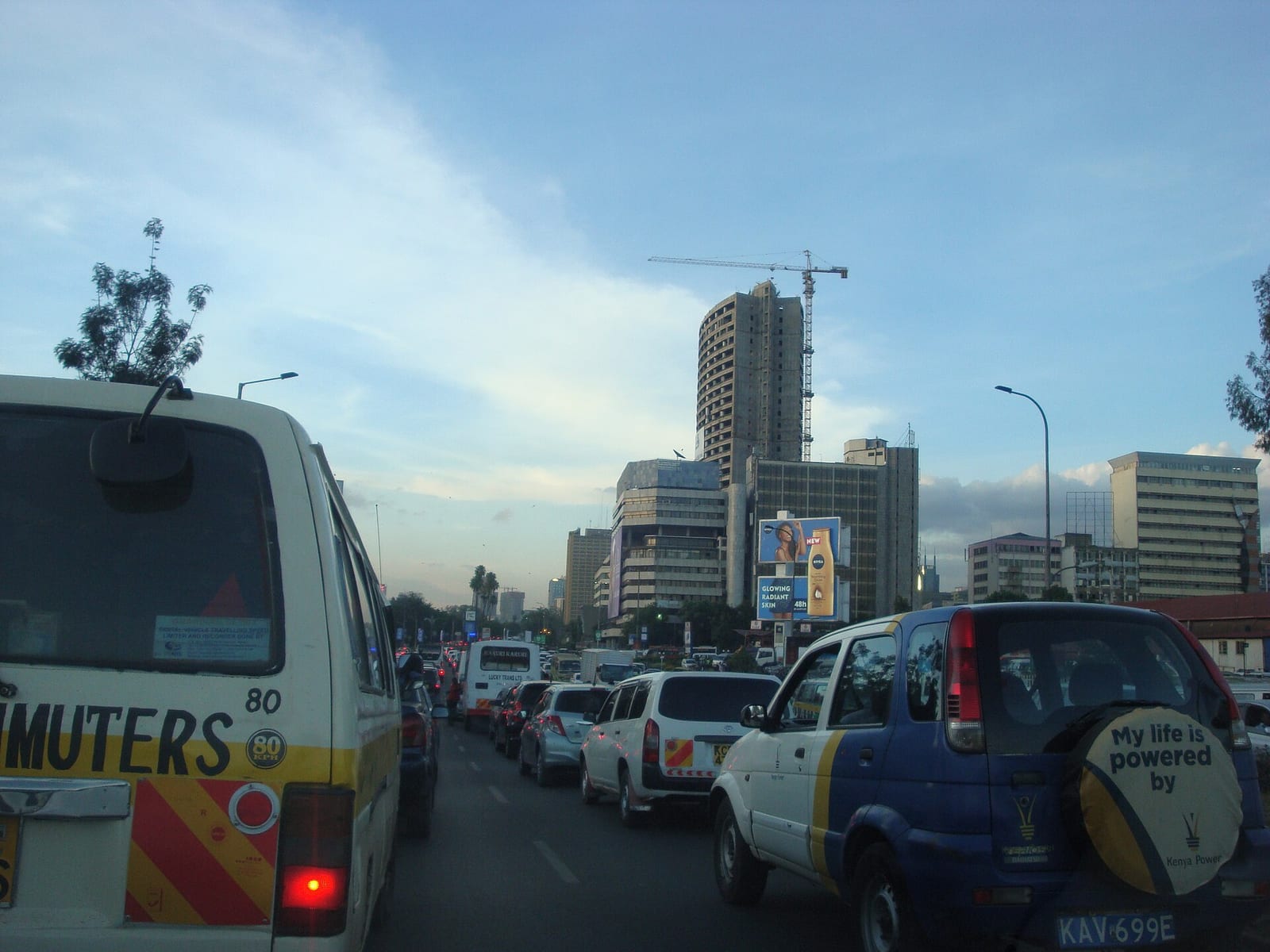 Yoğun şehir trafiğinde ilerleyen minibüsler ve otomobiller