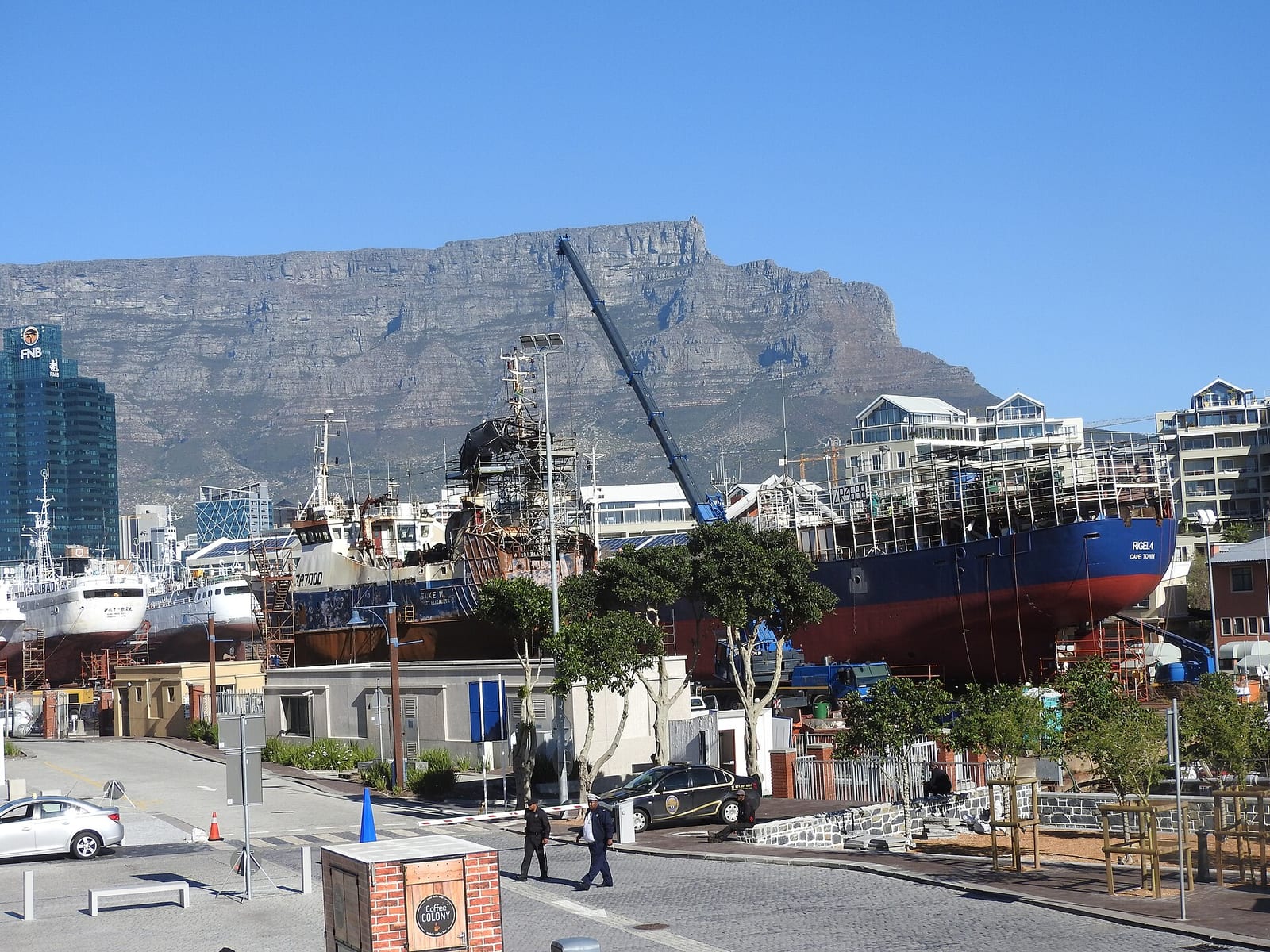 Cape Town limanı ve arkasında yükselen Masa Dağı