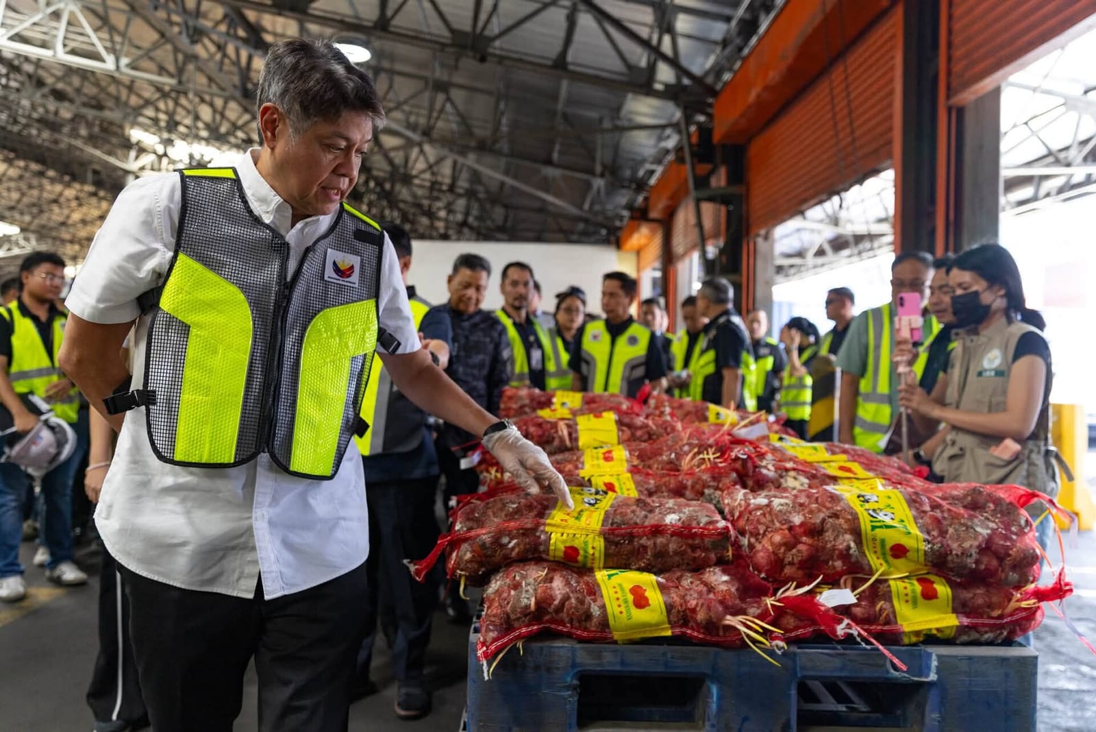 Senator Kiko Pangilinan inspects the ₱86 million onions at the Manila International Container Port.jpg