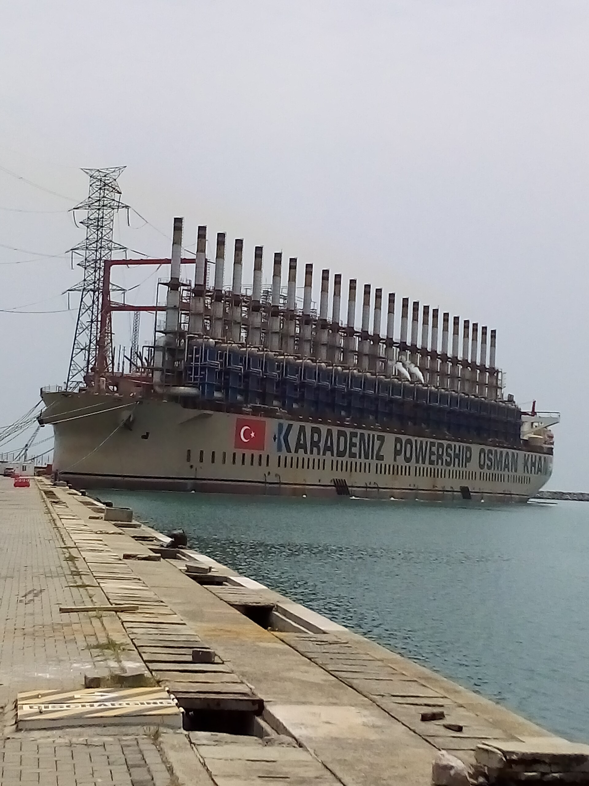 Gana kıyısında elektrik üretimi için kullanılan yüzer enerji gemisi