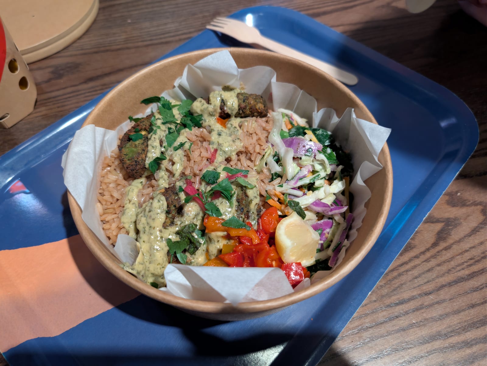 Kâse içinde servis edilen pilav, köfte ve taze salata