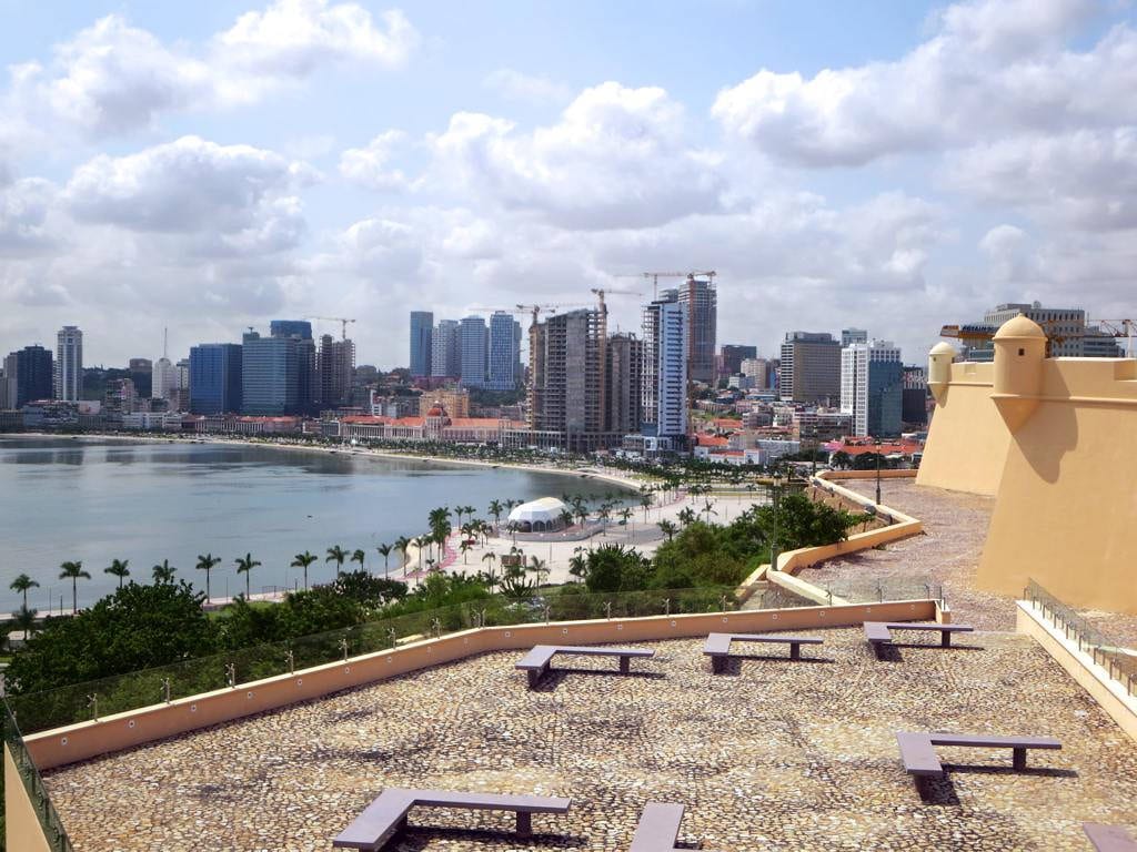 Luanda Körfezi ve kıyıdaki modern kent silüeti