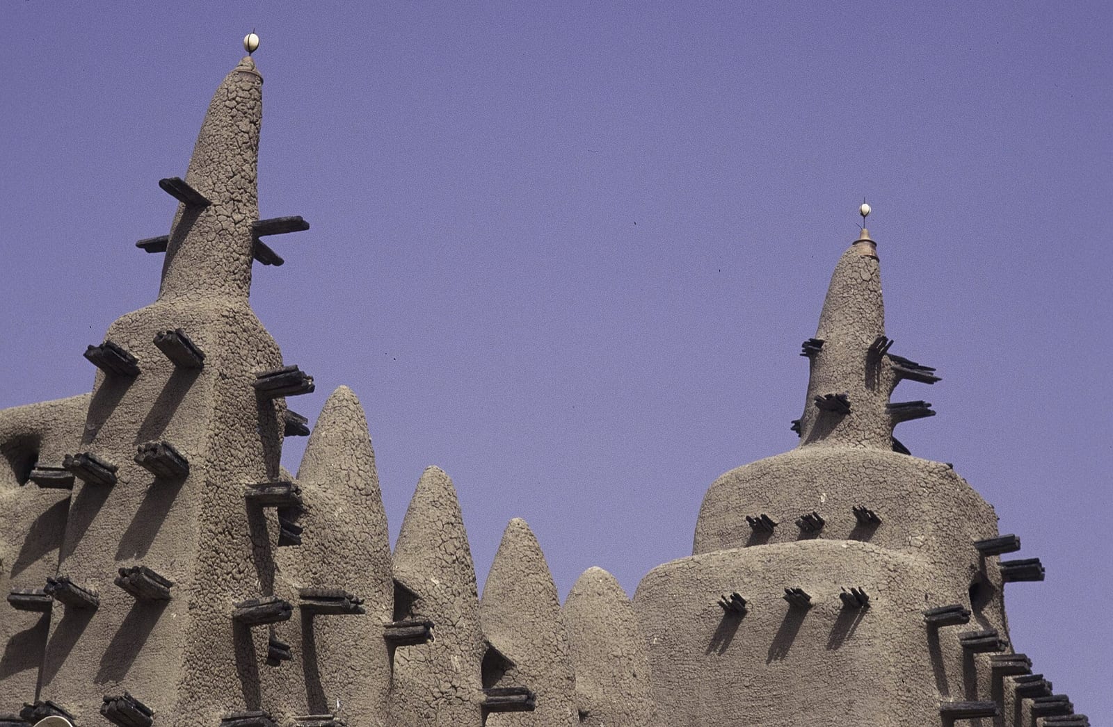 ASC Leiden - van Achterberg Collection - 06 - 01 - Deux pinacles d'argile sur le toit de la Grande Mosquée - Djenné, Mali - Nov.-déc. 1983.jpg