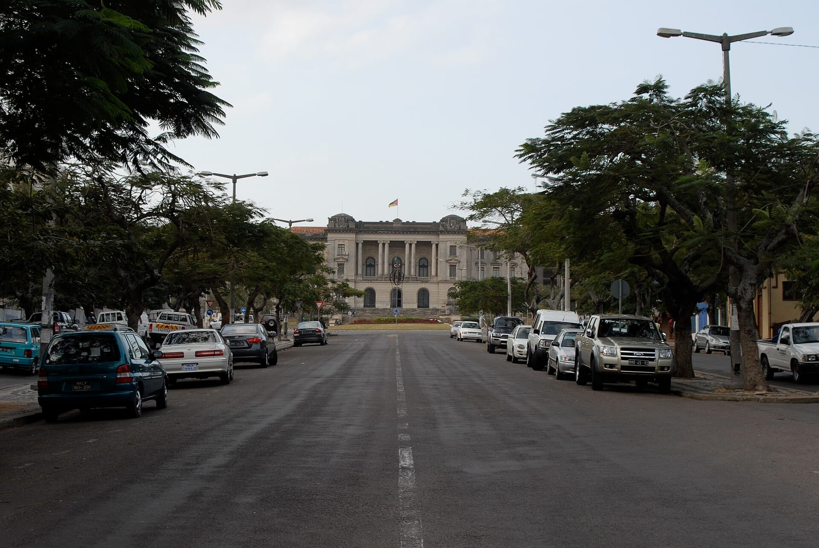 Avenida Samora Machel towards Maputo City Hall.jpg