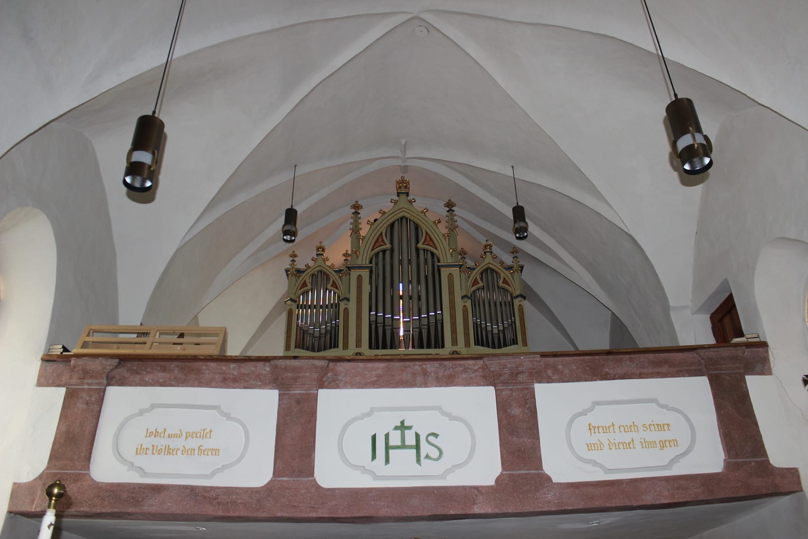 Pfarrkirche St. Mauritius und Korbinian mit Friedhof, Kuens - Empore mit Orgel