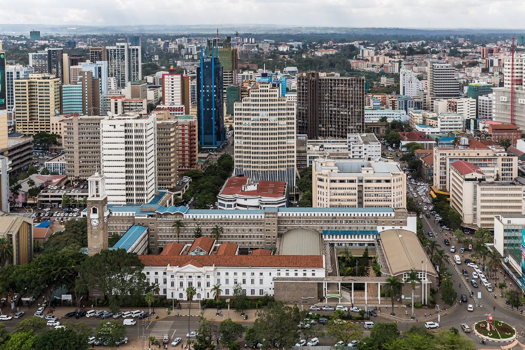 Nairobi silüeti ve savan ağacı illüstrasyonu