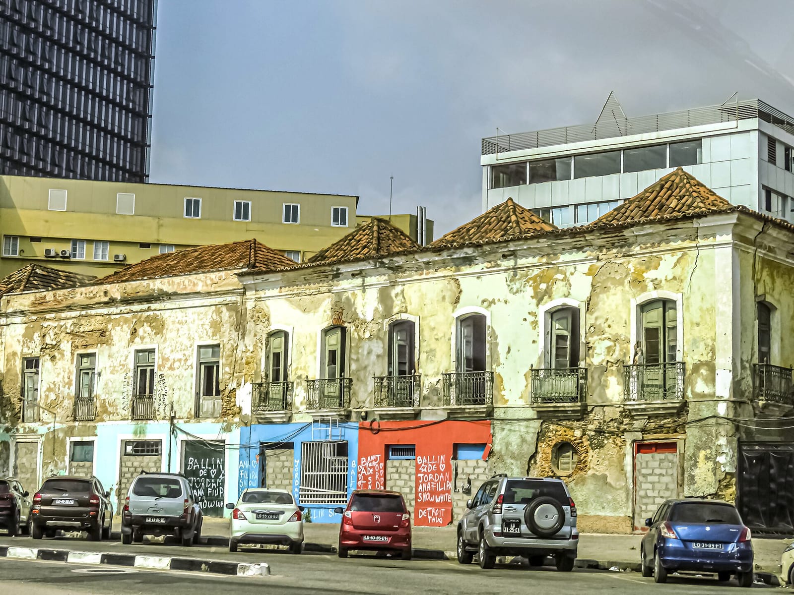 Prédio do Baleizão, Luanda - 2019-06-28.jpg