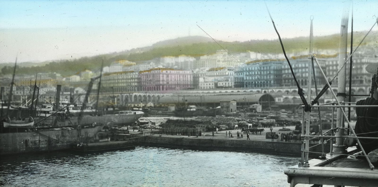 Algiers harbor - DPLA - b2cb50b9dde01e6af782cac0e8b89f11.jpg